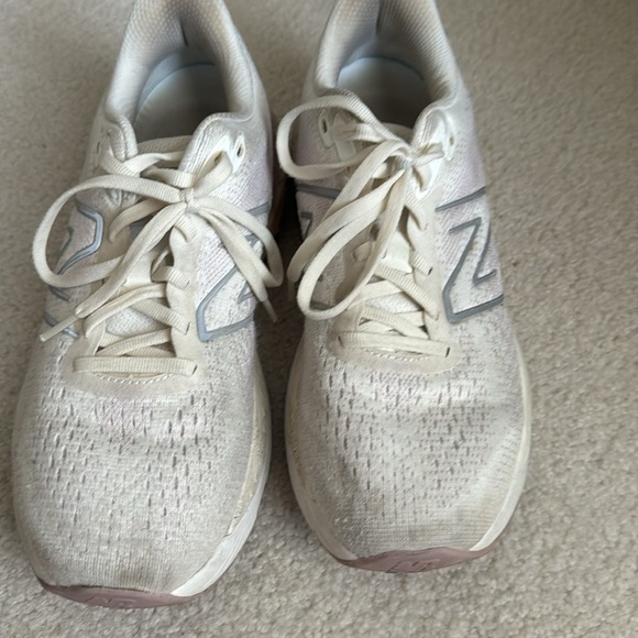 New Balance Cream Athletic Shoes with Cushioned Midsole 8.5 - Picture 3 of 3